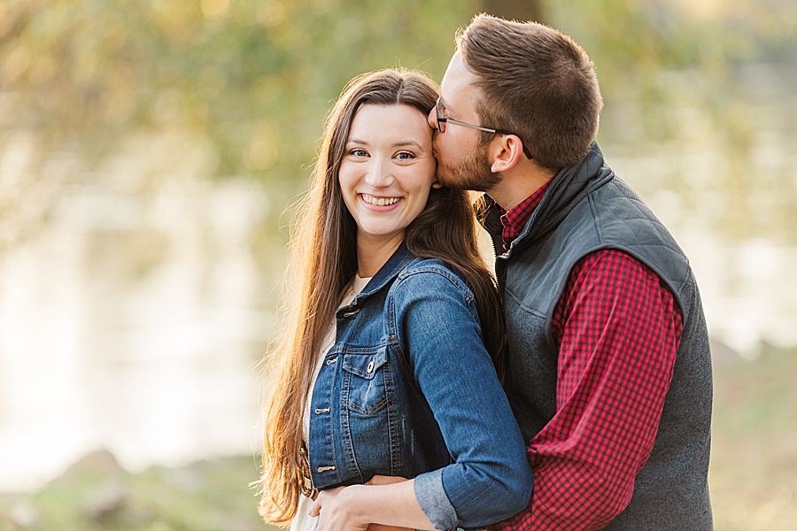 couple kissing next to hiwassee river